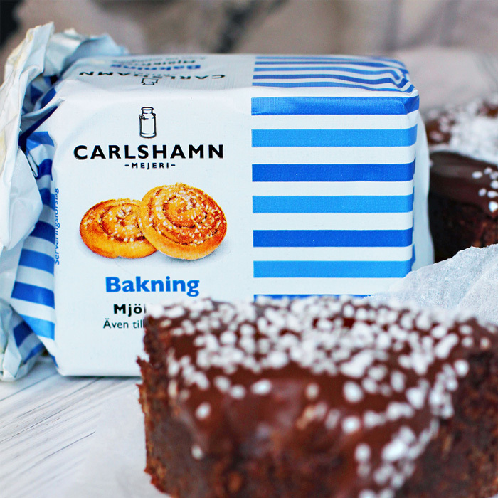 Chokladbollskladdkaka framför Carlshamn bakningsmargarin