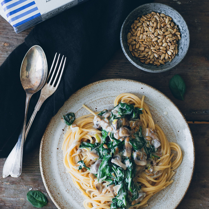 En portion med krämig champinjonpasta med babyspenat