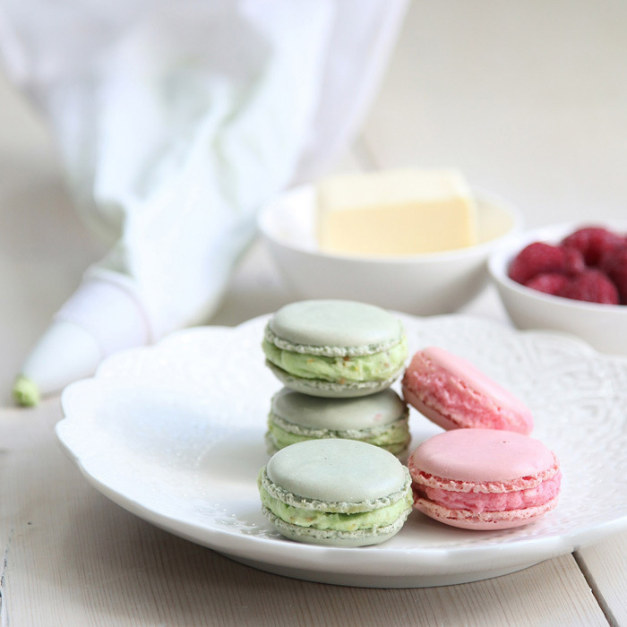 Veganska pistage- och hallonmacarons