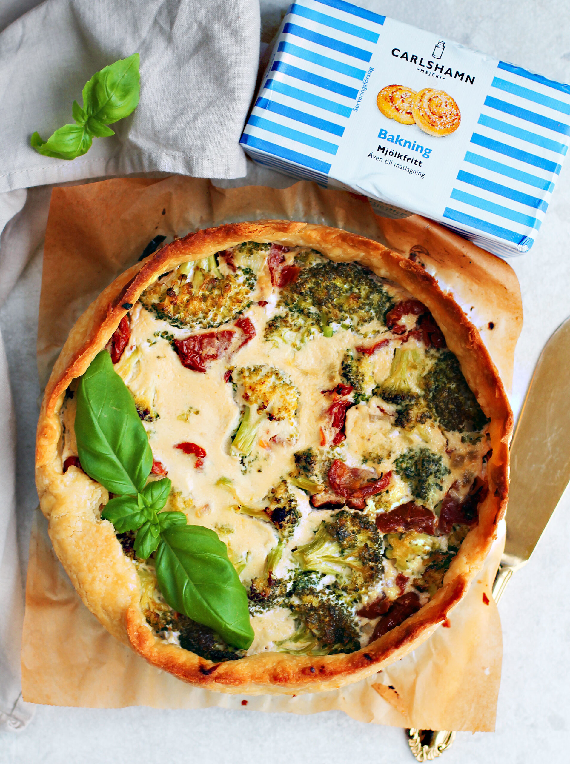 Vegansk broccolipaj med soltorkad tomat