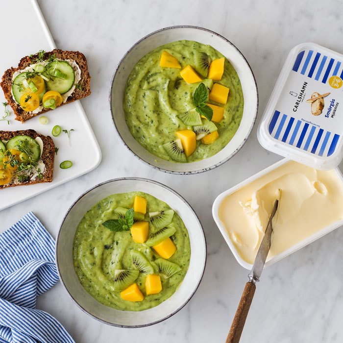 Grön smoothie bowl med mango och spenat