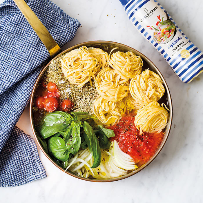 One pot pasta med tomater, lök, örter och kryddor