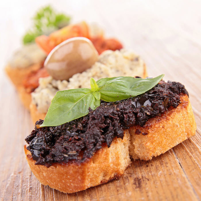 Olivtapenade på brödbit