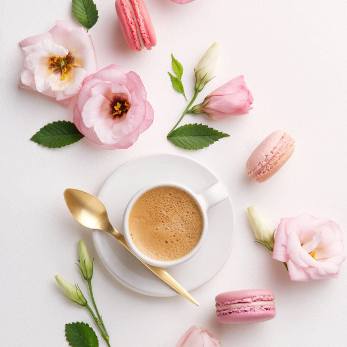 Ljusröda macarons med smörkräm