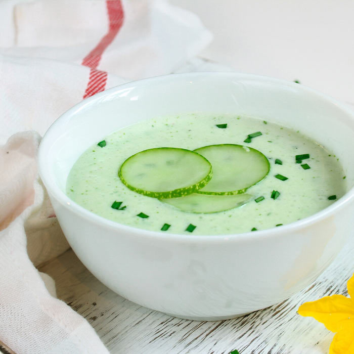 Kall gurka- och yoghurt soppa