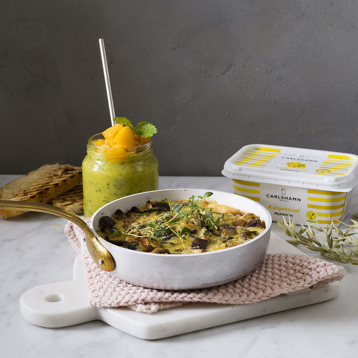 Frittata med zucchini, champinjoner, aubergine och spenat serverat med grönkålssmoothie