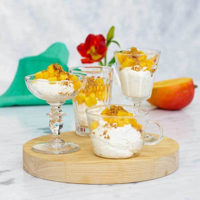 Cheesecake med mango serverat i glas