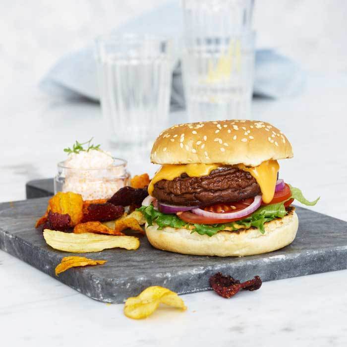 Portabelloburgare med rotfruktschips och löjromsdressing