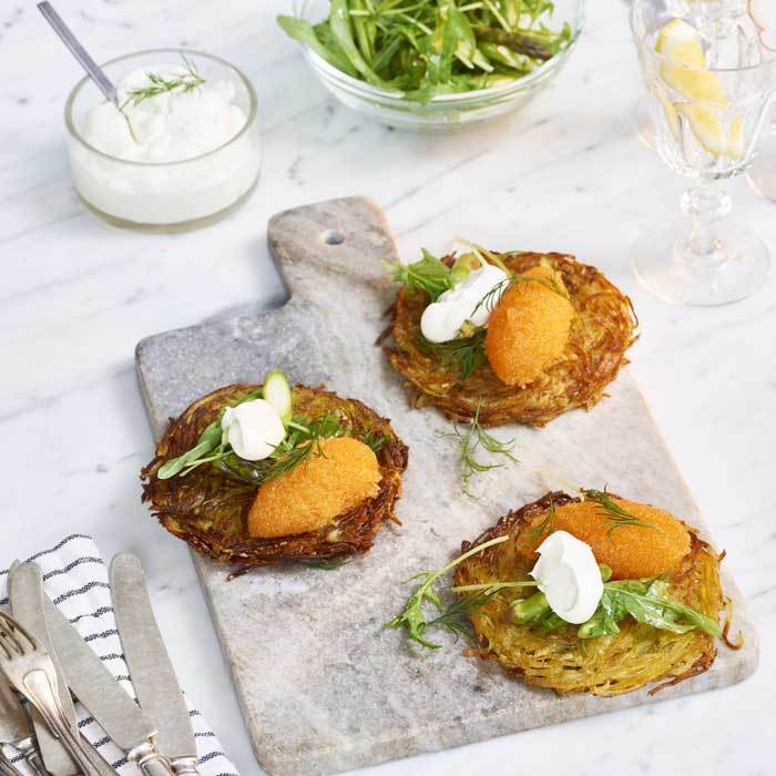 Råraka med sparrissallad, löjrom och fraiche