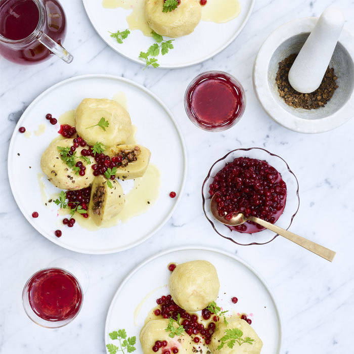 Kroppkakor med skirat margarin och lingon