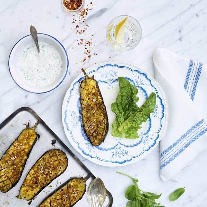Ugnsgrillade auberginer med curry och chili samt citron- och basilikasås