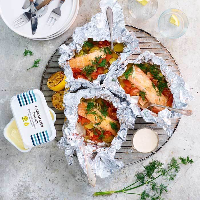 Grillat laxpaket med potatis, fänkål, tomat och dill samt chilihet gurt