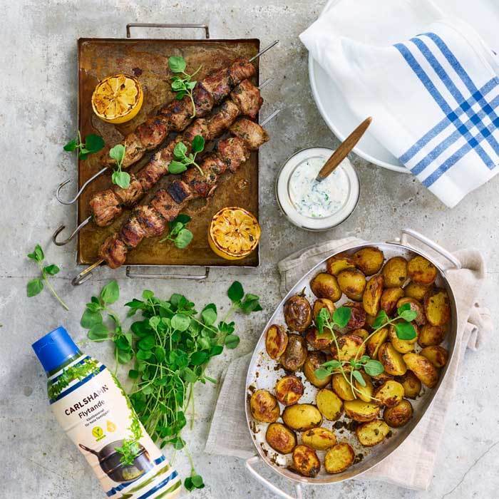 Souvlaki med mjölkfri tzatziki och ugnsbakade färskpotatisar