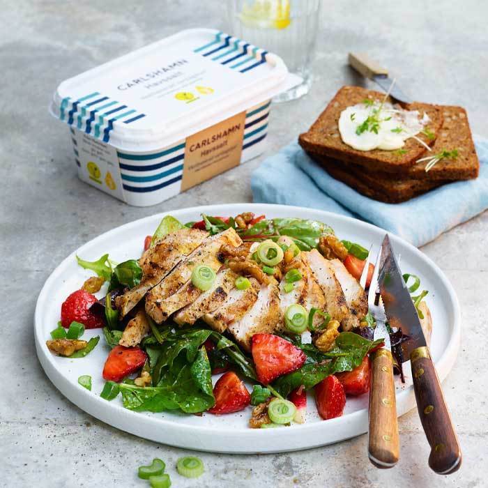 Grillad kyckling och jordgubbsallad