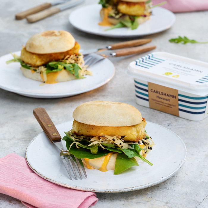 Japansk hamburgare med kålsallad.