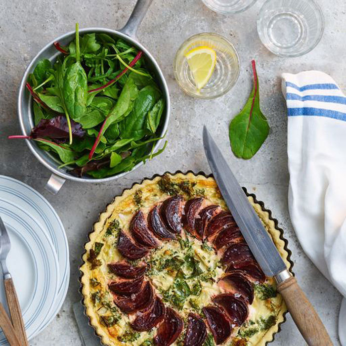 Broccolipaj med grönkål och rödbeta