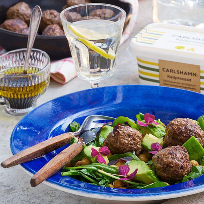 Stora köttbullar med kryddstekta kikärtor och avokado