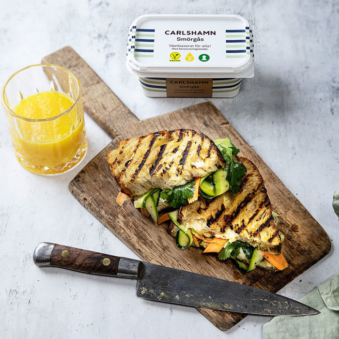 Grillade surdegsmackor med asiatisk morots- och zucchinisallad